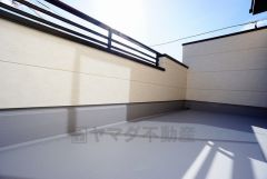 南側に面したバルコニーは日当たり良好です。お洗濯物も気持ちよく干せそうです。日光浴をしたり、星を眺めたりも良いですね^^