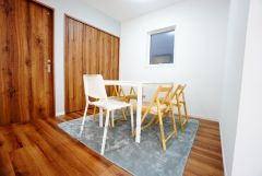 温かみのある雰囲気と、キッチンでの作業性を兼ね備え、家族の笑顔あふれる団らんのひと時をお過ごしいただける設計になっています。