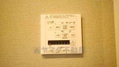 浴室暖房乾燥機付き。天候に左右されず、いつでも好きなときに洗濯物を干せるので、仕事や家事で忙しい方に重宝します。