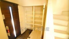 壁一面に設けた大容量のシューズクローゼットは実用性と機能性を兼ね備えています。急な来客でも、いつも整頓された玄関でお出迎えができます。