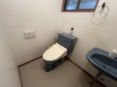 温水洗浄便座付きで快適にご使用いただけます。手洗いスペースも設けられており、使い勝手の良い仕様です。小窓付きで換気もしやすく、明るさも確保されています。