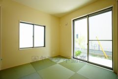 同仕様写真。リビングからの続き間として和室をご用意しました。普段はリビングとつなげて開放的なスペースとして、来客時には客間としてお使いいただけます。