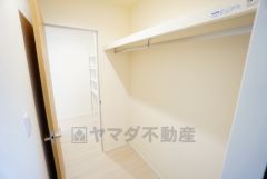 ファミリークローゼット。洋服や小物などを1箇所にまとめて美しい収納を実現します。スーツケースのような大型の荷物も置けます＾＾