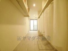 サンルーム直結のウォークインクローゼットで干す、しまうがスムーズ。毎日の家事導線を効率よくサポートします。