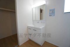 三面鏡つき洗面台。鏡裏にたっぷりとした収納スペースがあります。鏡を閉めてしまえば小物は見えないため、スッキリとした印象の洗面台にできます。