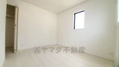 2面採光を確保した室内は、明るく大変居心地の良い空間となっております。