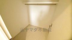 2階に設置されたファミリークローク。広々した空間は日常のものから趣味の道具まで様々なものを収納してくれます。
