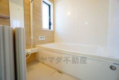 広々1坪タイプの浴槽ユニットでゆったりくつろげるバスルーム。窓、浴室乾燥機付きで換気・雨の日の洗濯もばっちり＾＾