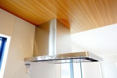 お手入れが簡単なスリム型レンジフードです。調理により発生する油煙や臭いを吸い込み、屋外へ排気してくれます。