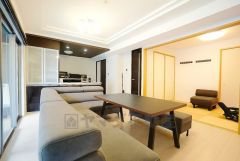 リビングは広々とした設計で、家族が集い、寛ぐ暮らしの空間を演出しています。思い思いの時間を過ごしたり、家族みんなで食事をしたり、素敵な団らんの場になりますね。