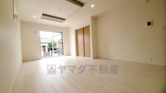 大きな窓のあるリビングは、陽光あふれる明るい空間です。居心地良く、ご家族皆がゆったり寛げる憩いの空間となりそうです。