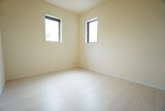 2面採光を確保した明るい室内は、風通しも良く、大変居心地の良い空間となっております。日当たりがよく、子供部屋としての利用もおすすめ。