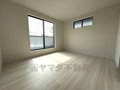 ご夫婦お二人のプライベートシーンを演出する寝室は、大容量のウォークインクローゼット付き。