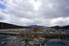 マンションの前には高い建物が無いので、開放感もありますよ＾＾南東向きで陽当たり良好です＾＾