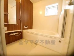 1日の疲れを癒すくつろぎのバスルーム。足を伸ばしてもゆったりと入れるサイズです。お子様と一緒にお風呂に入っても狭くないですね^^