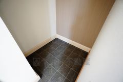 同仕様写真。壁一面に設けた大容量のシューズクローゼットは実用性と機能性を兼ね備えています。急な来客でも、いつも整頓された玄関でお出迎えができます。