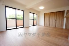 大きな窓のあるリビングは、陽光あふれる明るい空間です。居心地良く、ご家族皆がゆったり寛げる憩いの空間となりそうです。
