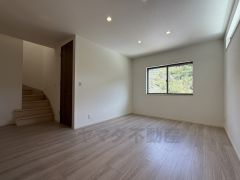 リビングは広々とした設計で、家族が集い、寛ぐ暮らしの空間を演出しています。