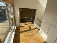 おしゃれなスキップ階段、マルチコーナーは使用用途多数＾＾デスクを設置してテレワークルームとしも活用できます。
