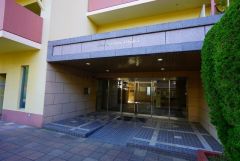 エントランスの自動ドアと出入り口に段差のないバリアフリー対応です。きれいに保たれたエントランスが安らぎに満ちた暮らしへ誘います。