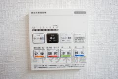 雨の日の洗濯も安心できる浴室暖房乾燥機付き浴室。リモコンで操作もボタン1つで簡単。