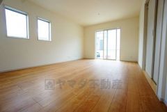 リビングは広々とした設計で、家族が集い、寛ぐ暮らしの空間を演出しています。