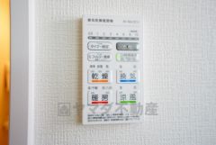 雨の日の洗濯も安心できる浴室暖房乾燥機付き浴室。リモコンで操作もボタン1つで簡単。