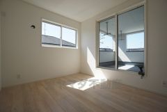 2面採光を確保した明るい室内は、風通しも良く、大変居心地の良い空間となっております。爽やかな風を感じて起きる朝は、快適生活の始まりに。