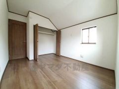 暖かい日差しが差し込む洋室。たっぷり収納できるクローゼット付きでお部屋の中をすっきりと快適に保てます。