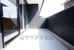 陽当たりの良いバルコニーです。お洗濯やお布団干しはもちろん、日光浴スペースにも。足元は防水工事施工済です。