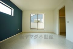 同仕様写真。寛ぎの時間を紡ぎだす主寝室は、大型ベッドを置いても余裕の広さを確保しています。