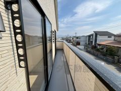 陽当たりの良いバルコニーです。お洗濯やお布団干しはもちろん、日光浴スペースにも。足元は防水工事施工済です。