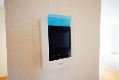 防犯はもちろん、セールスマン対策にもなるモニター付きインターホンです。お子さん1人での留守番時にも活躍しそうです。