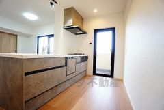 カウンタートップは耐熱性に優れており、日ごろのお掃除もふき取るだけでＯＫ。ステンレスシンクも簡単にお掃除できますよ。