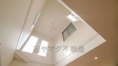 ダイニング上部が吹き抜けになっております。上下の空間が繋がってるので、ご家族の気配を感じられます＾＾