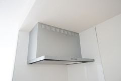 お手入れが簡単なスリム型レンジフードです。調理により発生する油煙や臭いを吸い込み、屋外へ排気してくれます。