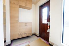 採光も考えられた明るい玄関です。棚の上にお花や写真を飾っても良いですね。