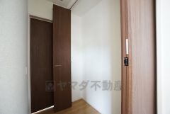 同仕様写真。2階の廊下にも収納を確保。各居室に入りきれなかった荷物や、2階で使用する日用品のストック置き場に便利です。