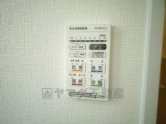 雨の日の洗濯も安心できる浴室暖房乾燥機付き浴室。リモコンで操作もボタン1つで簡単。