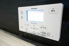 湯量・湯温の設定、そして保温までワンタッチのフルオートバス。便利な追い炊き機能付きです。