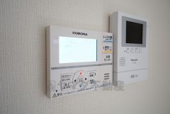 キッチン横からお湯張り、追い炊き、足し湯がボタン一つで楽々操作できる給湯機リモコンです。忙しい夕飯準備の時間帯に重宝しますね。