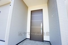 家の顔となる玄関扉がかっこいいと、たくさんの人を招き入れたくなりますね＾＾奥まって設置されており、雨にも濡れにくくなっています。