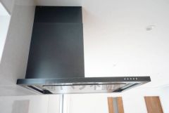 お手入れが簡単なスリム型レンジフードです。調理により発生する油煙や臭いを吸い込み、屋外へ排気してくれます。