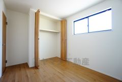 暖かい日差しが差し込む洋室。たっぷり収納できるクローゼット付きでお部屋の中をすっきりと快適に保てます。