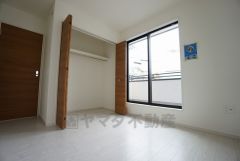 同仕様写真。暖かい日差しが差し込む洋室。たっぷり収納できるクローゼット付きでお部屋の中をすっきりと快適に保てます。