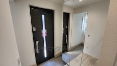 同仕様写真。白を基調とした明るい玄関です。大容量のシューズボックスは家族全員の増えがちな靴や物をすっきり収納できます。