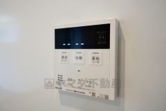 キッチン横からお湯張り、追い炊き、足し湯がボタン一つで楽々操作できる給湯機リモコンです。忙しい夕飯準備の時間帯に重宝しますね。