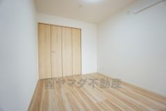 あると嬉しいリビング横の一部屋。お子様のお昼寝スペースや客間、お友達やご親戚のお泊り部屋としても使えます。