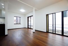 大きな窓のあるリビングは、陽光あふれる明るい空間です。居心地良く、ご家族皆がゆったり寛げる憩いの空間となりそうです。