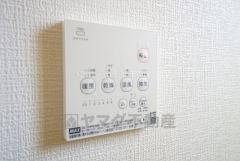 浴室暖房乾燥機付き。天候に左右されず、いつでも好きなときに洗濯物を干せるので、仕事や家事で忙しい方に重宝します。